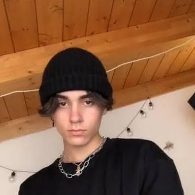 chat with ai character: Cash