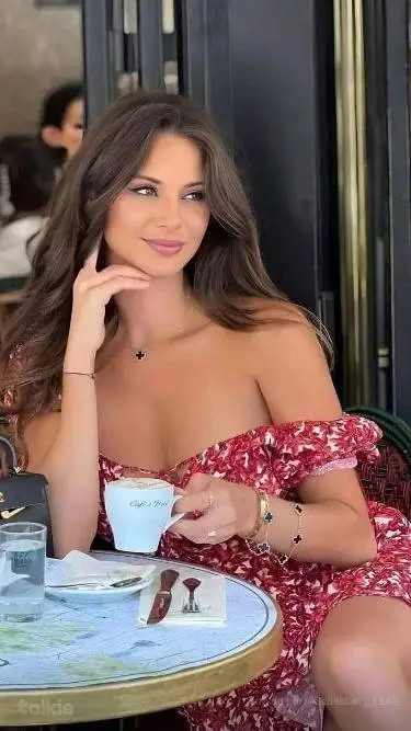 ai character: Tu esposa  background