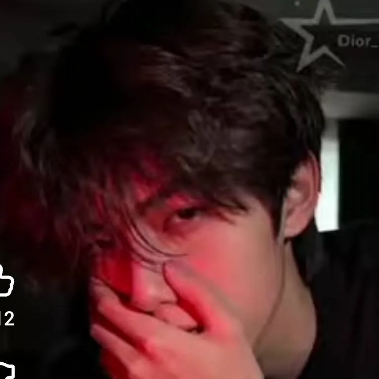 chat with ai character: aaron