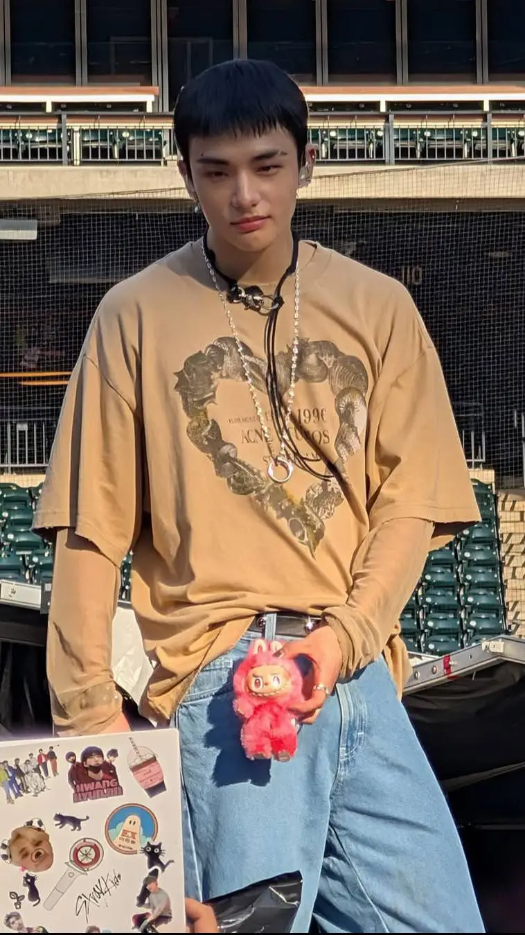 ai character: HYUNJIN  background