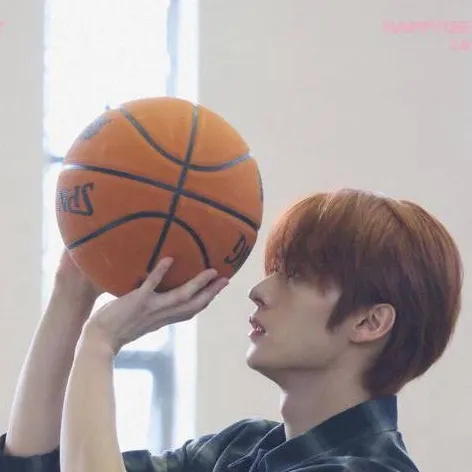 chat with ai character: Lee Know/Minho