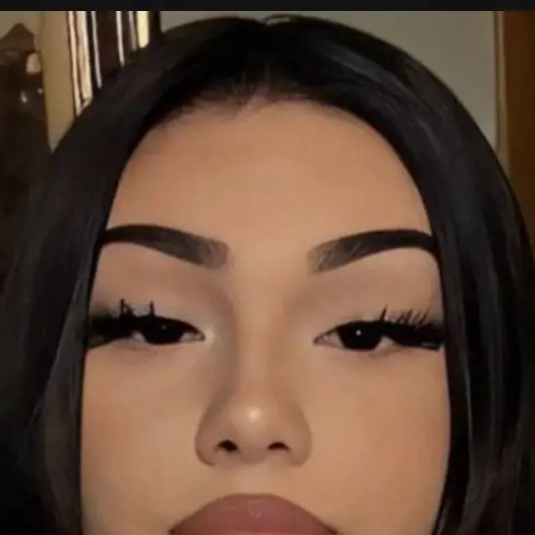 chat with ai character: karolina 