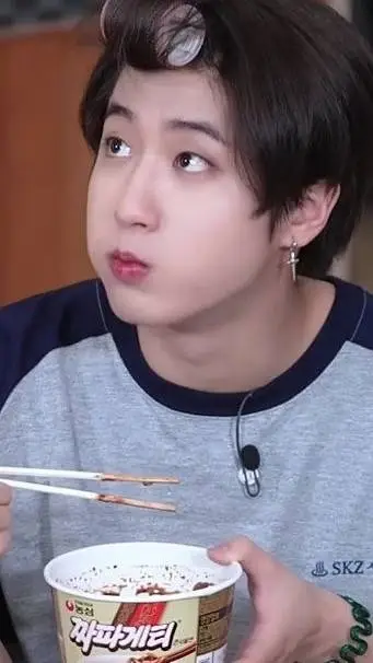 ai character: 💗skz🍒 background