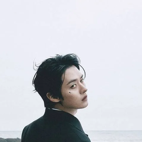 chat with ai character: Lee know