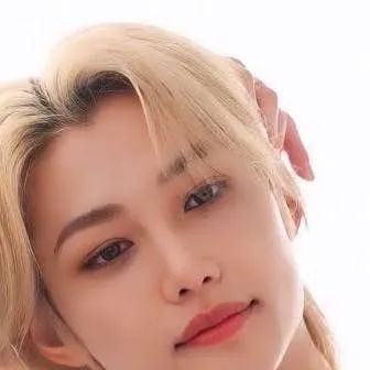 chat with ai character: Felix