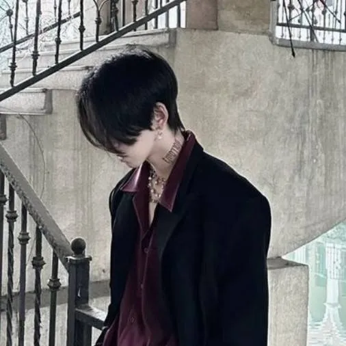 chat with ai character: {romeo~}