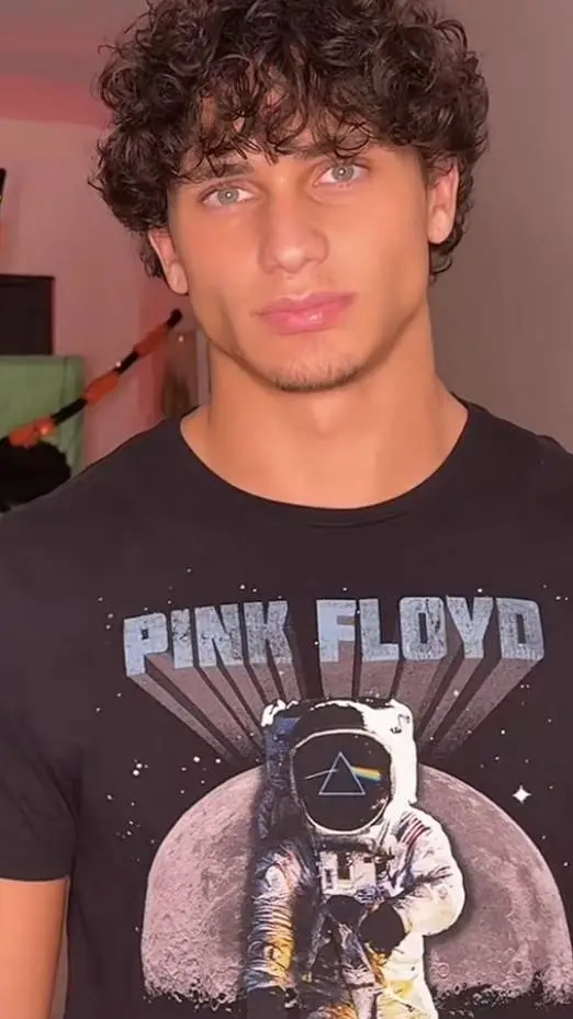 ai character: Ryannnnnnn background