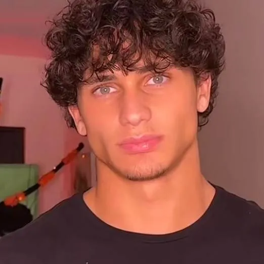 chat with ai character: Ryannnnnnn