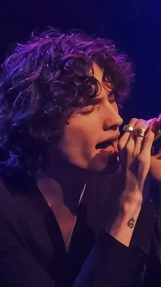ai character: Sombr background