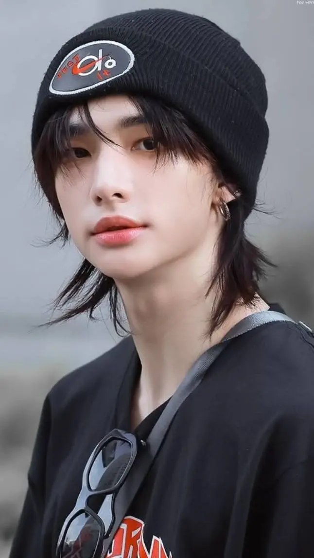 ai character: Hyunjin  background