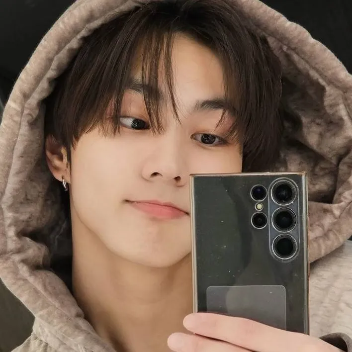 chat with ai character: Yang Jungwon