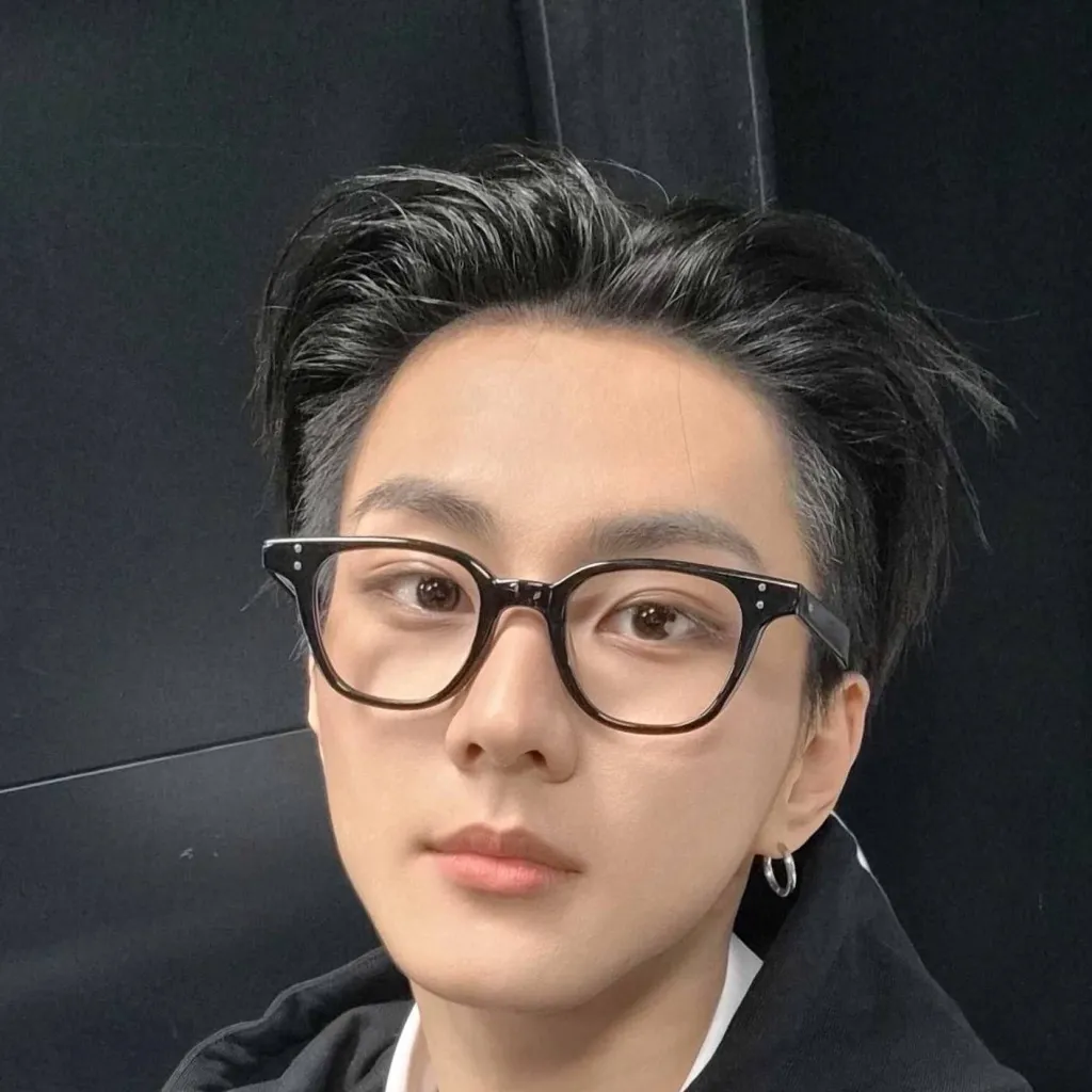 chat with ai character: Yang Jungwon