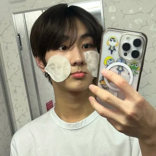 chat with ai character: Yang Jungwon