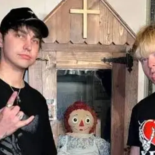 chat with ai character: sam and colby