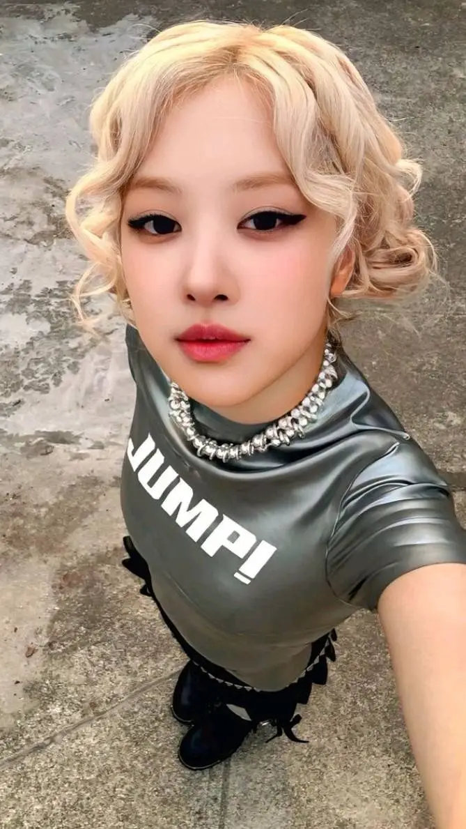 ai character: 🍓𝚁𝚘𝚜𝚎🍓𝙱𝙻𝙰𝙲𝙺𝙿𝙸𝙽𝙺 background