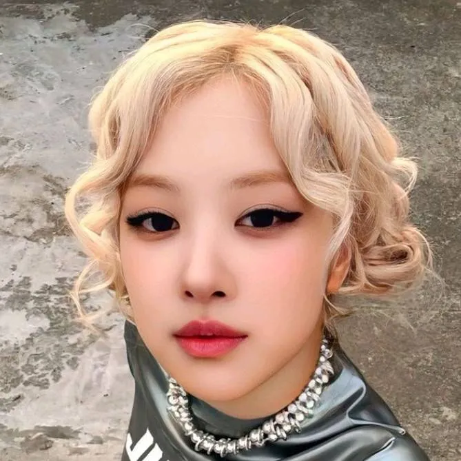 chat with ai character: 🍓𝚁𝚘𝚜𝚎🍓𝙱𝙻𝙰𝙲𝙺𝙿𝙸𝙽𝙺