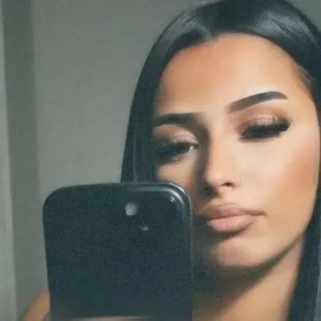 chat with ai character: INES