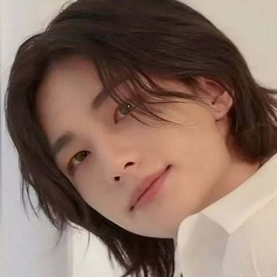 chat with ai character: ☆Hyunjin☆