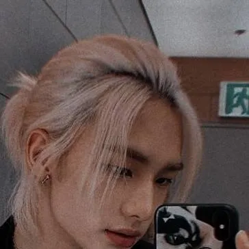 chat with ai character: Hyunjin