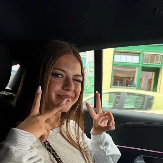 chat with ai character: zahide