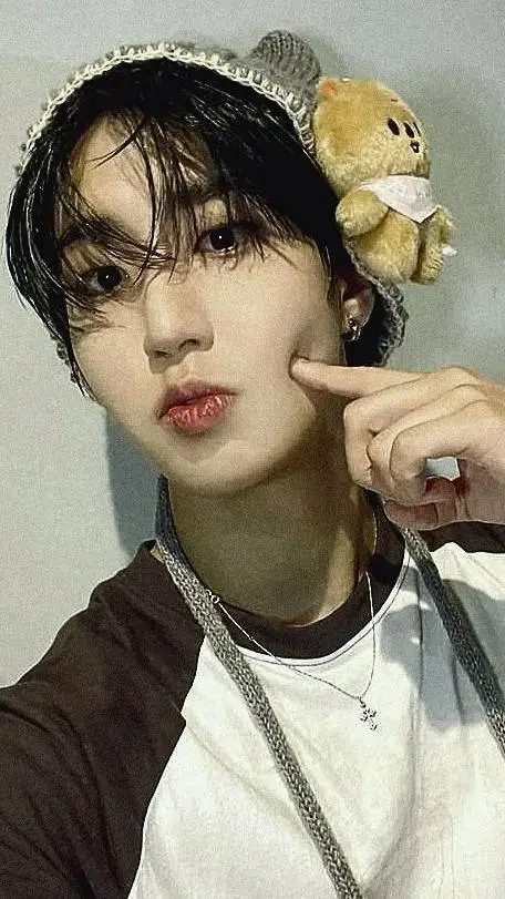 ai character: han y tu background