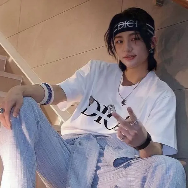 chat with ai character: hyunjin 