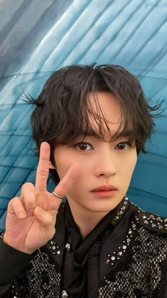 ai character: lee know y tu background