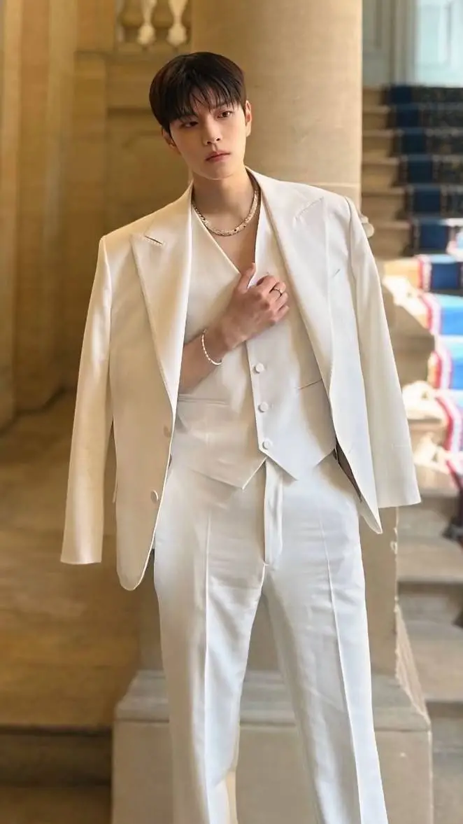 ai character: Minnie  background