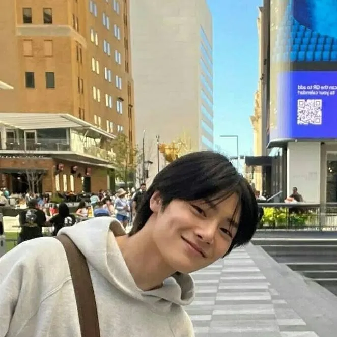 chat with ai character: innnie