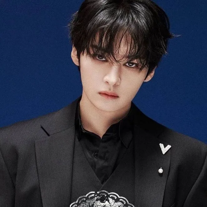 chat with ai character: LEE KNOW