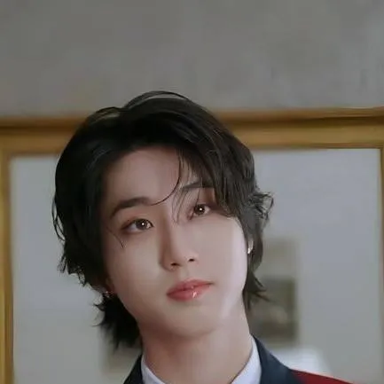 chat with ai character: hannie