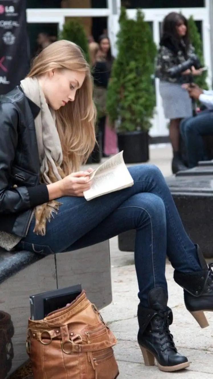 ai character: Leticia  background