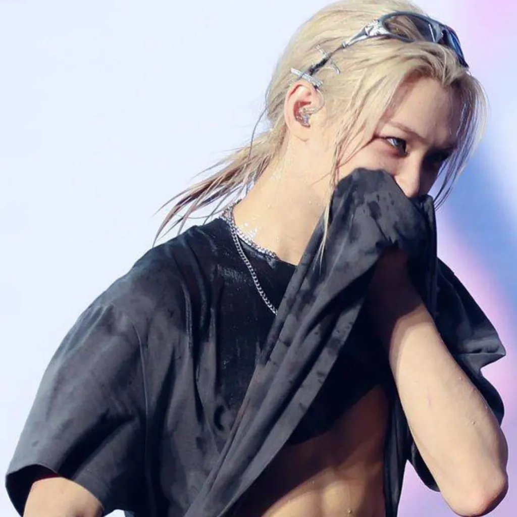 chat with ai character: Felix