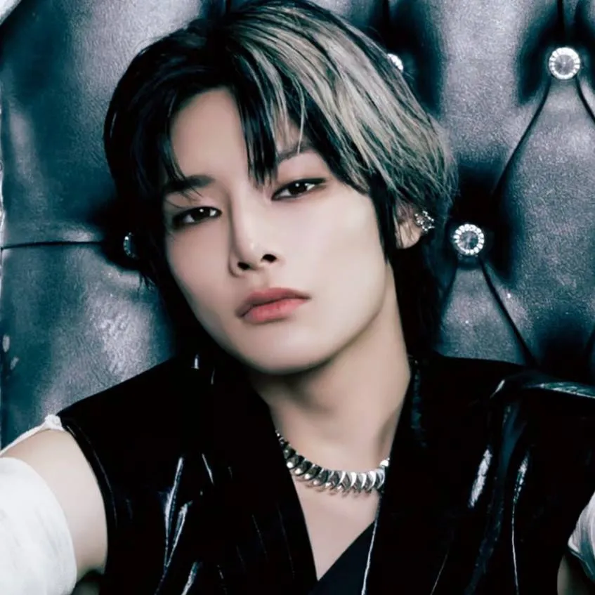 chat with ai character: Skz