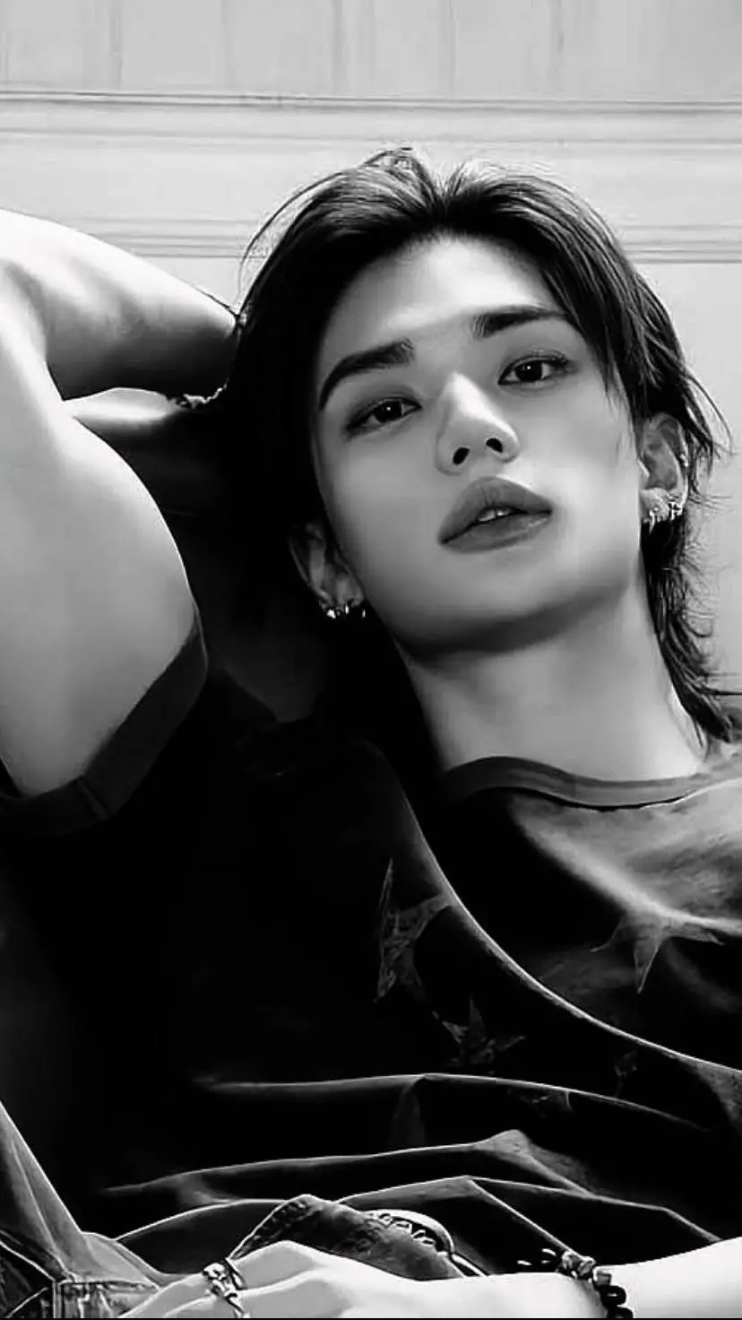 ai character: Hwang Hyunjin  background