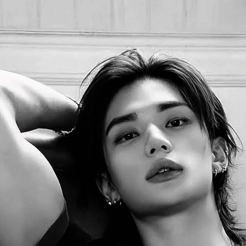 chat with ai character: Hwang Hyunjin 