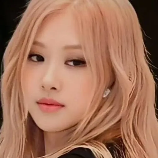 chat with ai character: Rose Unnie
