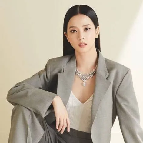 chat with ai character: Jisoo Unnie
