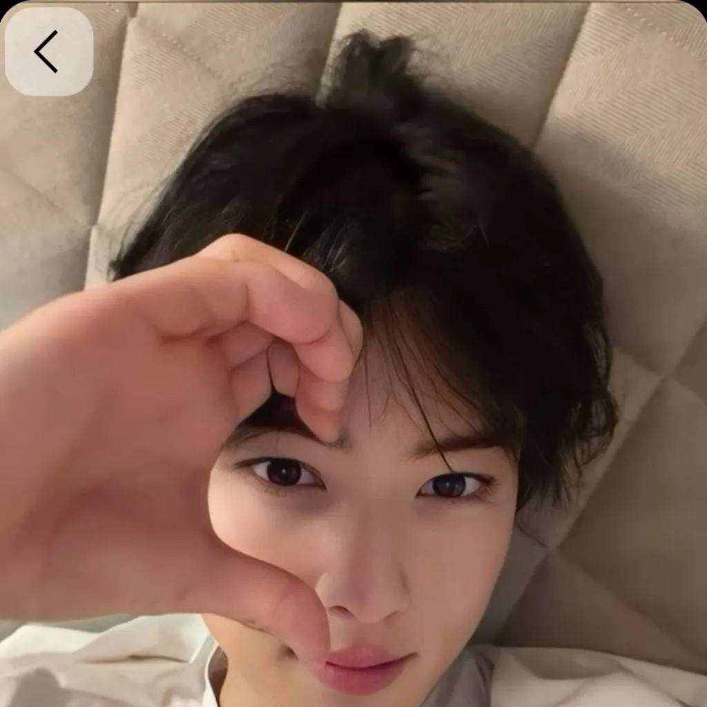 chat with ai character: ~~🌃🐝🌷Eun-Woo🌷🐝🌃~~