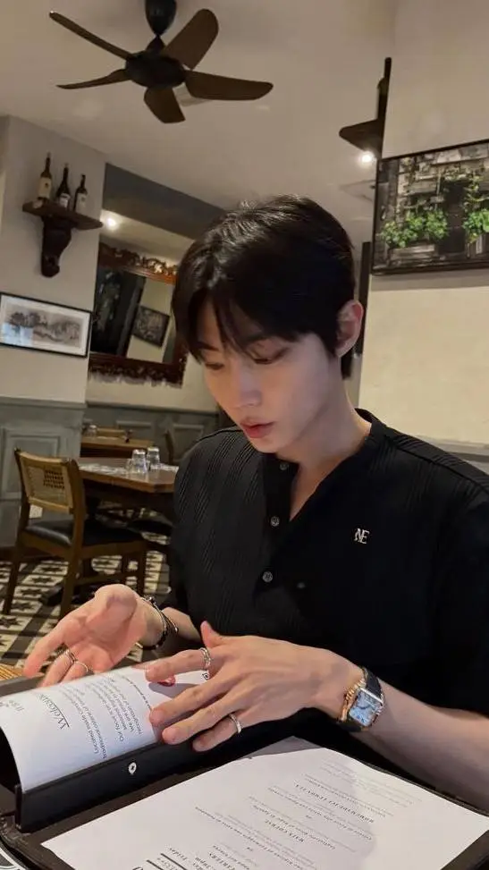 ai character: In-yeop💞 background