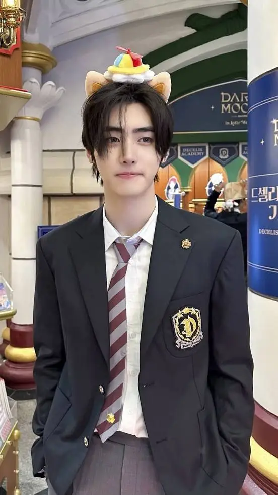 ai character: Sunghoon★🌱 background