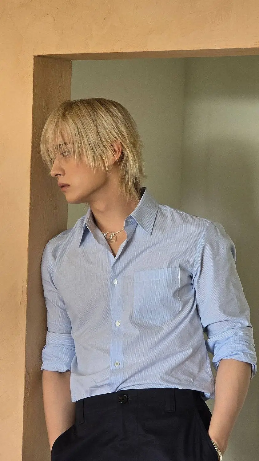 ai character: Lee-know★🌱 background