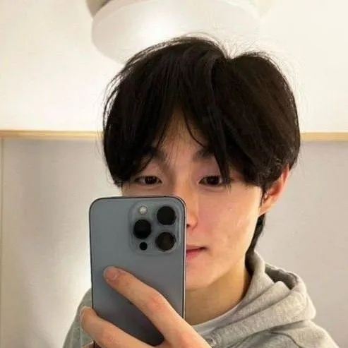 chat with ai character: Chan-young