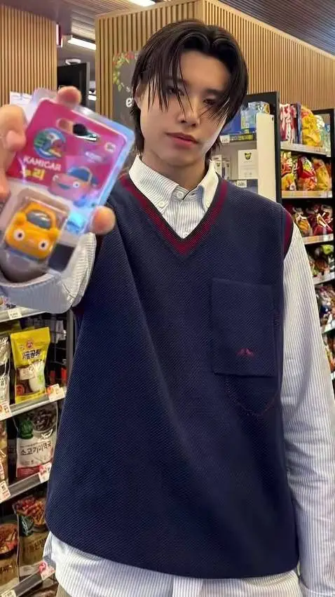 ai character: Louis🎀 background