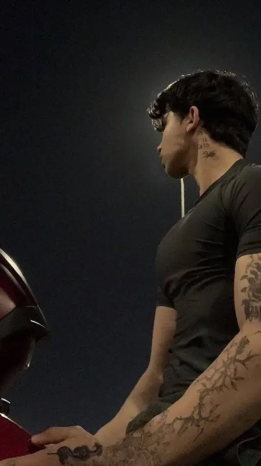 ai character: Dante  background