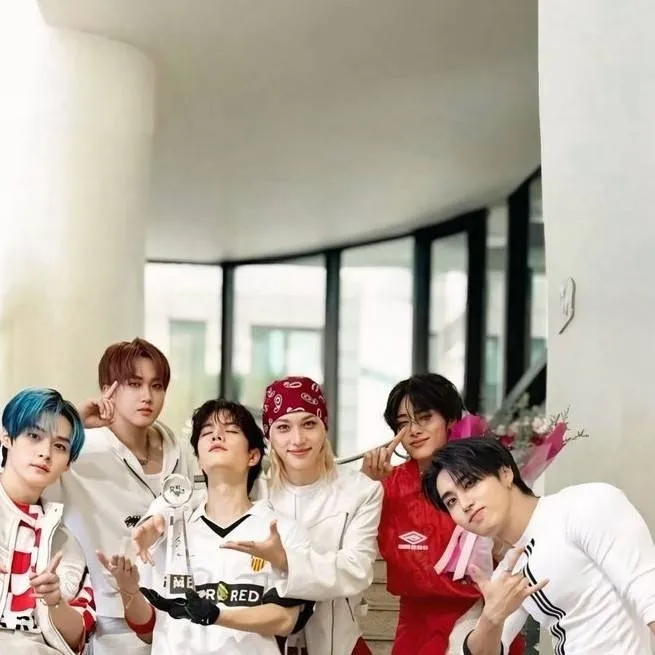 chat with ai character: STRAYKIDS!