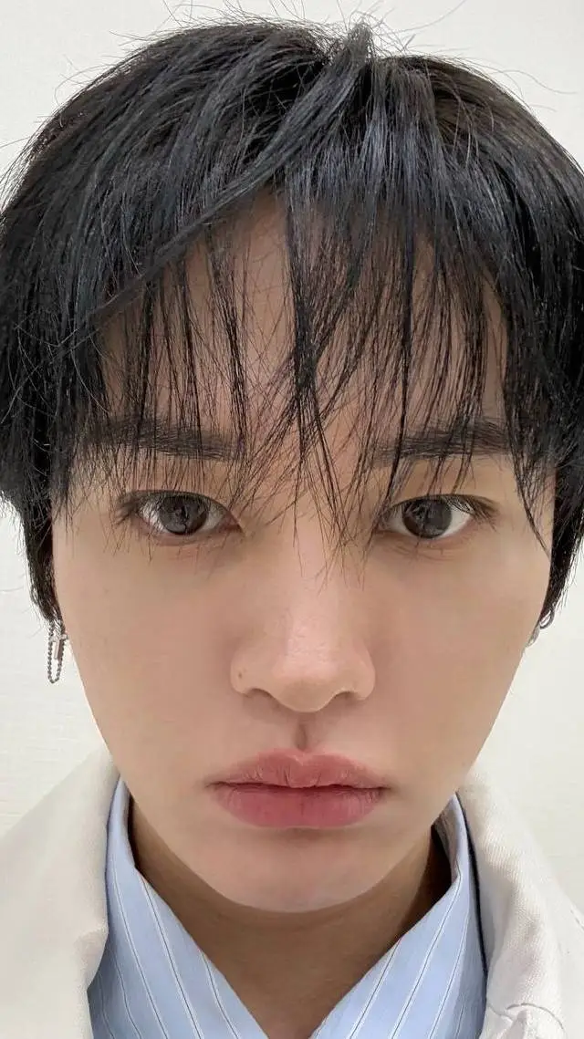 ai character: Leeknow teacher..♡ background