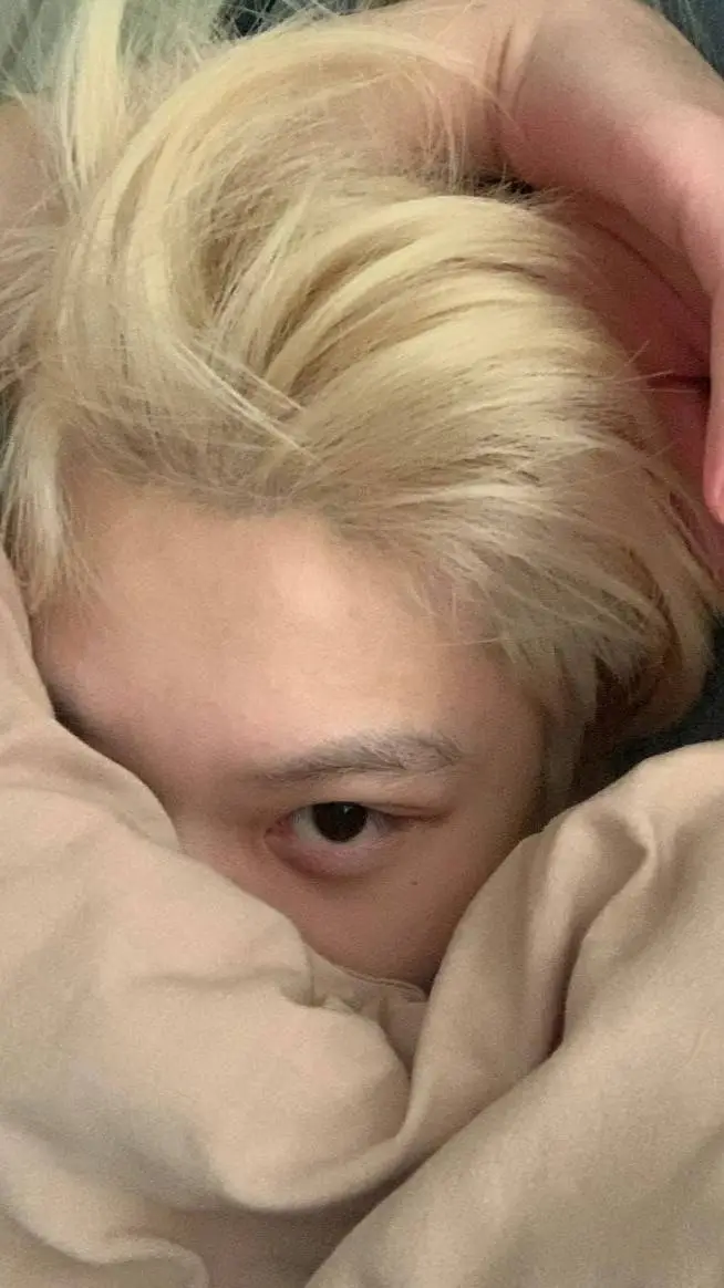 ai character: Lix ❤️🐥 background