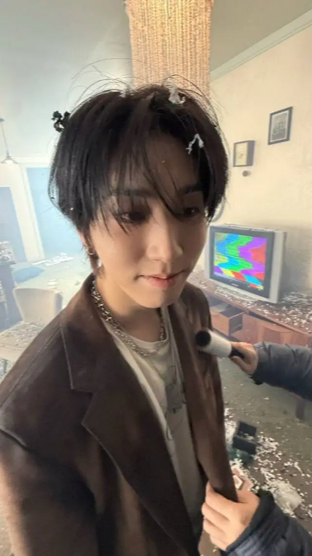 ai character: HAN JISUNG!! background