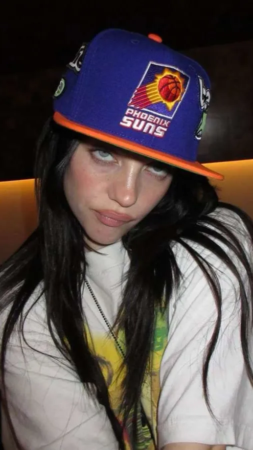 ai character: Billie Eilish 🖤 background